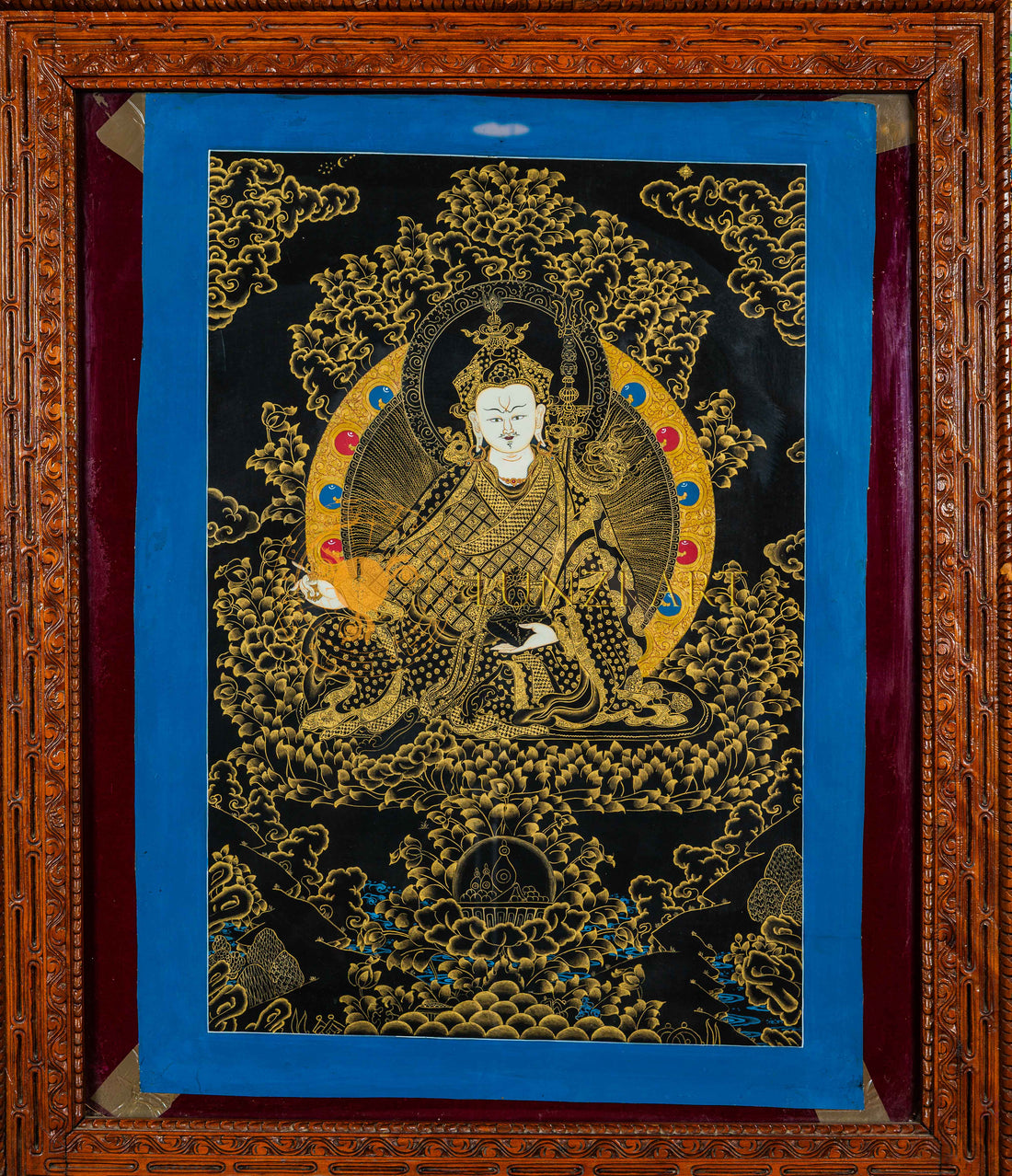 Gandhanra Thangka Tibetano - Guru Rinpoche e i Dharmapala della scuola Nyingma Thangka - Arazzo di Buddha a Stampa Dorata per Decorazione Zen, Meditazione, Rilassamento Spirituale e Pace Gandhanra Thangka Tibetano - Guru Rinpoche e i Dharmapala della scuola Nyingma Thangka - Arazzo di Buddha a Stampa Dorata per Decorazione Zen, Meditazione, Rilassamento Spirituale e Pace